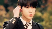 7 Potret Ganteng Doyoung NCT di 'Cafe Midnight: The Curious Stalker', Jadi Anak SMA yang Sempurna Dalam Berbagai Hal