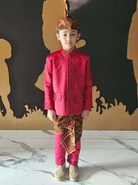 7 Potret Ganteng Saka Anak Bungsu Andhika Pratama dan Ussy Sulistiawaty Pakai Baju Adat