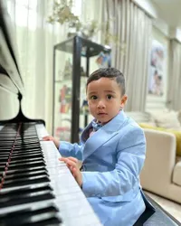 7 Potret Gaya Imut Rayyanza Main Piano Pake Jas Biru, Netizen: Ada Aja Gebrakannya Raffi Kemasan Sachet