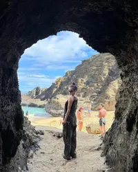 7 Potret Gaya Kasual Ala Jihyo TWICE Saat Main ke Pantai, Paras Cantiknya Bikin Klepek-klepek