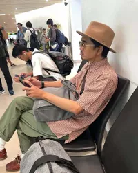 7 Potret Gaya Kasual Duta Sheila On 7, Sehari-Hari Nyaman Kenakan Kaos Oblong - Nggak Jaim Pakai Sandal Jepit ke Bank 