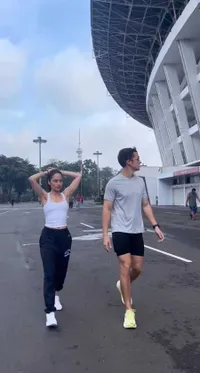 7 Potret Gaya Pacaran Sehat Ala Cinta Laura dan Arya Vasco, Rajin Olahraga Bareng