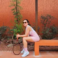 7 Potret Gaya Sporty Wulan Guritno saat Main Tenis, Cantik dan Pesonanya Bikin Salfok
