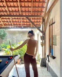 7 Potret Gaya Widi Vierra Saat Main Biliard di Rumah, Tetap Cantik dan Body Goals Jadi Sorotan - Netizen Sampai Salah Fokus