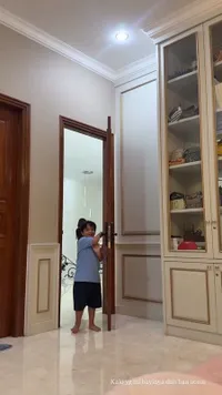 7 Potret Gemas Gala Datangi Fuji ke Kamar Sambil Senyum-Senyum, Berakhir Minta Peluk dan Tiduran Manja