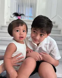 7 Potret Gemas Lily Cium Pipi Rafathar, Saking Sayangnya Sampai Pipi Kakak Dikokop