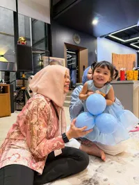 7 Potret Geni Faruk di Ultah Azura, Gadda Sayang Cucu