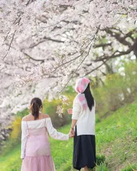 7 Potret Gisella Anastasia dan Sang Ibu di Bawah Pohon Sakura, Ucap Ulang Tahun & Beri Doa Terbaik