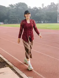 Potret Gisella Anastasia Lari Pakai Kebaya, Tampil Anggun Sekaligus Sporty