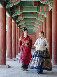 7 Potret Glenca Chysara dan Suami ke Kawasan Dongdaemun Korea, Romantis Banget