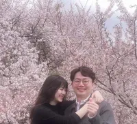 7 Potret Goo Hye Sun Nikmati Indahnya Bunga Sakura di Musim Semi, Penuh Bahagia Bersandar - Berpelukan dengan Teman Kuliah