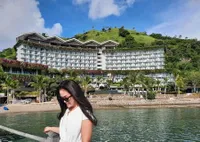 7 Potret Gracia Indri Liburan ke Labuan Bajo, Telusuri Gua - Antri Foto di Pulau Padar