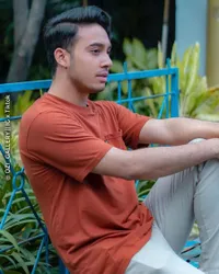 7 Potret Gunawan LIDA yang Sedang Melamun Tapi Tetap Dipuji Ganteng, Bikin Netizen Senyum-Senyum Sendiri