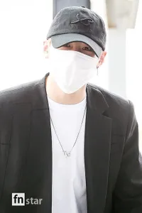 7 Potret Ha Sung Woon Pakai Jas Menuju ke Indonesia, Pakai Jas Bak CEO Muda!