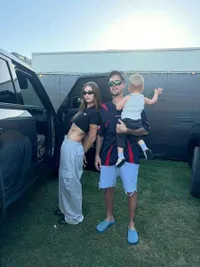 7 Potret Hailey Bieber di Coachella, Tampak Seru - Dampingi Justin Sounccheck