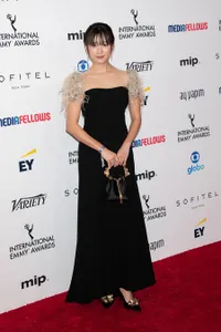 7 Potret Han Hyo Joo Tampil Cantik Elegan Saat Hadiri Red Carpet Emmy Awards 2023 di New York