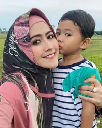 7 Potret Hangat Meggy Wulandari Bareng Alkhalifi Anak Bungsunya yang Makin Ganteng, Disayang Sepenuh Hati