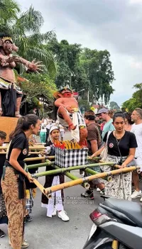 7 Potret Happy Salma Rayakan Hari Suci Nyepi, Lestarikan Budaya dengan Ikut Mengarak Ogoh-Ogoh