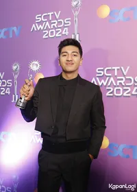 7 Potret Harris Vriza Bintang Sinetron 'SALEHA' Saat Hadiri SCTV Awards 2024, Menangkan Kategori Aktor Paling Ngetop - Tampil Kompak dengan Syifa Hadju