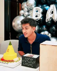 7 Potret Harris Vriza Ulang Tahun ke-31, Dirayakan Sederhana dengan Nasi Tumpeng dan Dapat Buket Uang