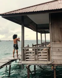 7 Potret Honeymoon Indah Permatasari dan Arie Kriting di Raja Ampat, Romantis Nikmati Senja dan Kue Lontar - Malam Penuh Bintang