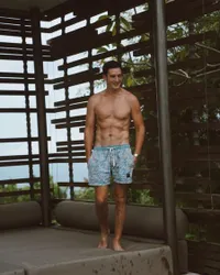 7 Potret Hot Daddy Mike Lewis Saat Momong Anak, Pamer Chocolate Abs - Wajah Tampan Bule Banget