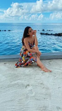 7 Potret Hot Sara Ali Khan di Maldives, Cantik Berbikini Colorful