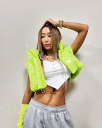 7 Potret Hyolyn Pamer Abs Bertato, Banjir Pujian Netizen Karena Sudah Berdamai dengan Bekas Luka di Perut