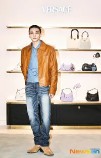 7 Potret Hyunjin Stray Kids di Event Versace, Gaya Sang Global Ambassador Curi Perhatian