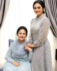 7 Potret Ibunda Yuni Shara - Krisdayanti, Cantik dan Awet Muda di Usia 69 Tahun