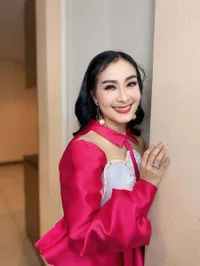 7 Potret Iis Dahlia Tanggapi Huru-Hara Royalti, Bingung Tak Bisa Nyanyikan Lagu yang Dia Populerkan