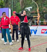 7 Potret Inara Rusli dan Ricky Harun Satu Tim Turnamen Panahan, Inara Dekatkan Tangan Jadi Sorotan