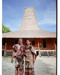 7 Potret Indah Permatasari Tampil Menawan Pakai Kain Etnik di Sumba, Pesonanya Ramai Dipuji Bak Ratu