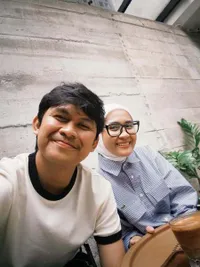 7 Potret Indra Jegel Nongkrong Bareng Istri, Bak ABG Lagi Pacaran