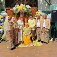 7 Potret Inul Daratista Hadir di Acara Mitoni Istri Danang Pradana, Ikut Prosesi Siraman dan Beri Doa