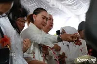 7 Potret Inul Daratista Menangis di Makam Titiek Puspa, Mas Adam dengan Sabar Menenangkan