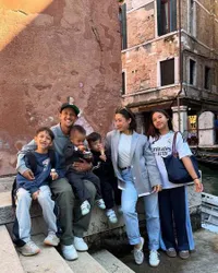 7 Potret Irfan Bachdim Liburan ke Venezia Bareng Keluarga, Susuri Kanal Dengan Perahu