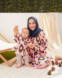 7 Potret Irish Bella Kembaran Baju Sama Baby Air, Kompak dan Nggemesin Banget!