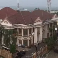 7 Potret Istana Megah Muzdalifah Tampak Luar, Luas Banget Tapi Lagi Dijual