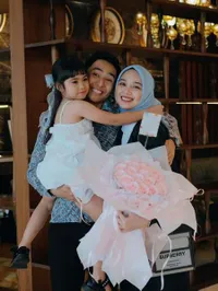 7 Potret Istri Ardit Erwandha Dilantik sebagai Notaris, Dapat Ucapan Manis dari Putrinya