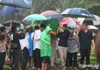 7 Potret Izzat Assegaf Anak Najwa Shihab di Pemakaman Sang Ayah, Usung Keranda Paling Depan