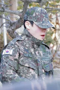 7 Potret Jaehyun NCT di Upacara Kelulusan Pelatihan Dasar Militer, Ganteng Berseragam Tentara - Sang Ibu Ikut Hadir