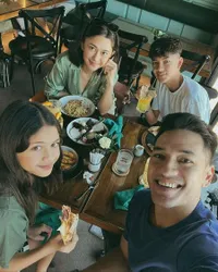 7 Potret Jason Putra Sulung Nana Mirdad - Andrew White dengan Tindik di Telinga, Makin Ganteng & Bule Banget!