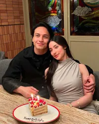 7 Potret Jefri Nichol Rayakan Ulang Tahun ke-26, Peluk & Rangkul Pinggang Ameera Khan Mesra Penuh Senyuman
