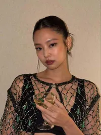 7 Potret Jennie BLACKPINK di Paris Fashion Week, Tampil Pakai Setelan Jaring-Jaring