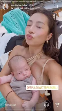 7 Potret Jennifer Bachdim Ajak Baby Kiyoji Berenang, Jadi Sorotan Netizen Karena Si Kecil Belum Genap Berusia 2 Bulan