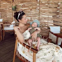 7 Potret Jennifer Bachdim Momong Si Kecil Kiyoji, Tetap Stunning-Fashionable dan Nggak Mati Gaya - Masih Sempat Pamer Body Goals