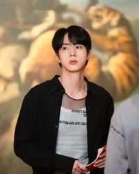 7 Potret Jin BTS Suka Pakai Jaket Hitam Setelah Rilis MV Don't Say You Love Me, Gantengnya Kelewatan