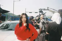 7 Potret Jisoo BLACKPINK Bagikan Momen Behind The Scene Syuting NEWTOPIA, Khas Pakai Sweater Merah