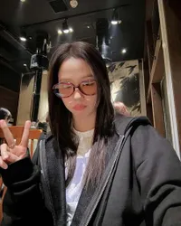 7 Potret Jisoo BLACKPINK Jalan-Jalan Santai di Tokyo Jepang, Imut Menggemaskan Mencoba Topi Karakter
